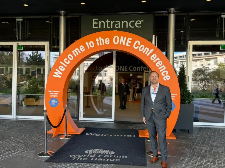 Patrick Jordens voor de ingang van One Conference Den Haag 2026